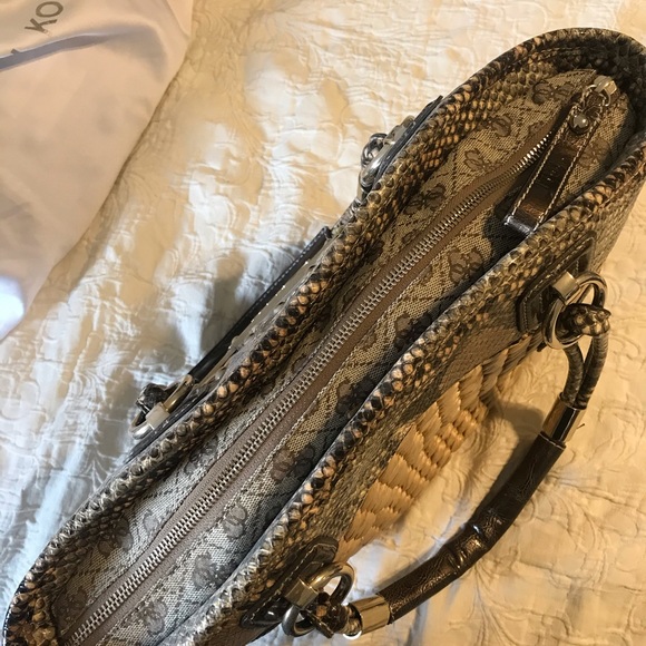 COPY - Guess Straw Bag - Picture 3 of 10